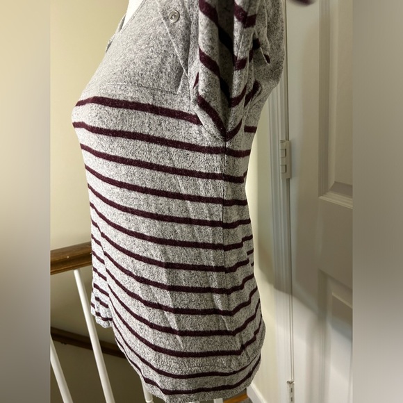 Market and Spruce Gloria Long Sleeve Hacci Button Detail Top - Picture 8 of 12